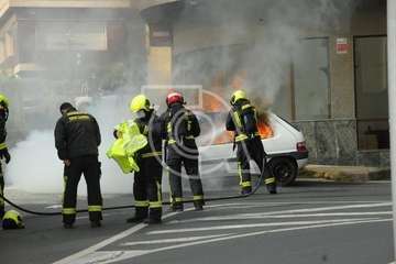 Arde un coche en la calle Poeta Pablo Neruda de Los Llanos de Telde/Eugenio Artiles y TA.